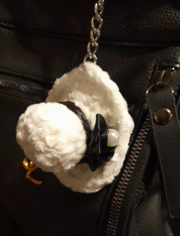Breloc handmade palarie crosetata alba, accesoriu chic pentru geanta sau rucsac, alb/negru