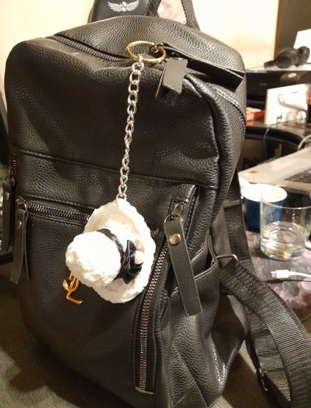 Breloc handmade palarie crosetata alba, accesoriu chic pentru geanta sau rucsac, alb/negru