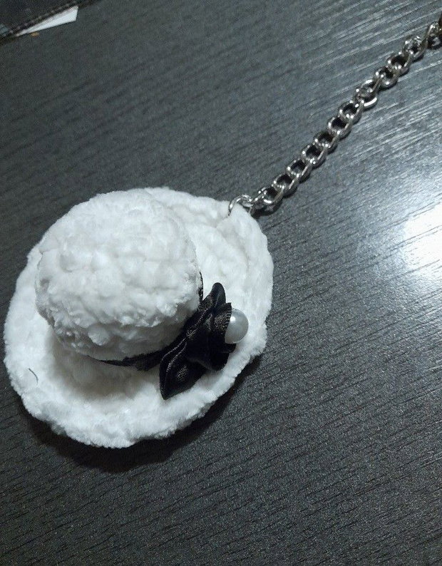 Breloc handmade palarie crosetata alba, accesoriu chic pentru geanta sau rucsac, alb/negru