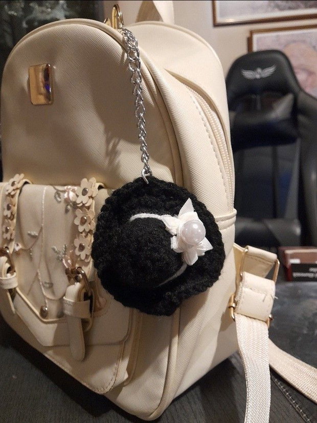 Breloc handmade palarie crosetata neagra, accesoriu chic pentru geanta sau rucsac