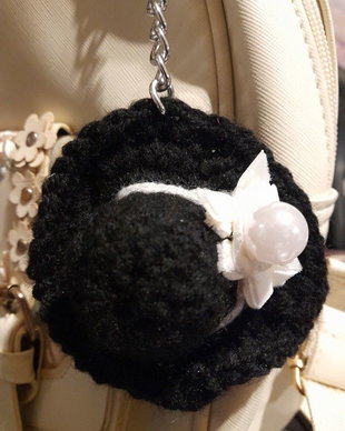 Breloc handmade palarie crosetata neagra, accesoriu chic pentru geanta sau rucsac