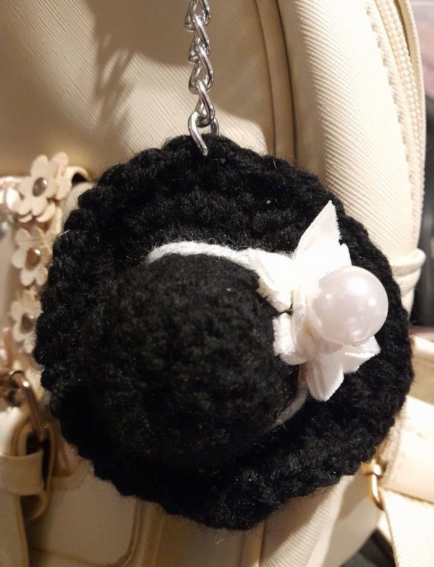 Breloc handmade palarie crosetata neagra, accesoriu chic pentru geanta sau rucsac