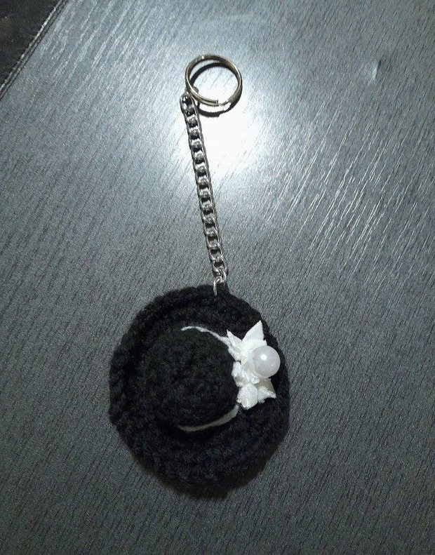 Breloc handmade palarie crosetata neagra, accesoriu chic pentru geanta sau rucsac
