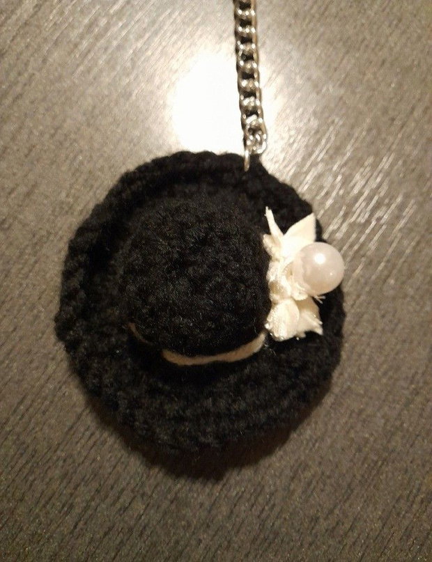 Breloc handmade palarie crosetata neagra, accesoriu chic pentru geanta sau rucsac