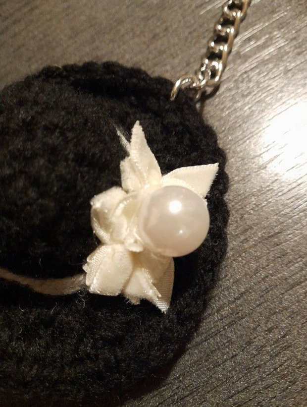 Breloc handmade palarie crosetata neagra, accesoriu chic pentru geanta sau rucsac