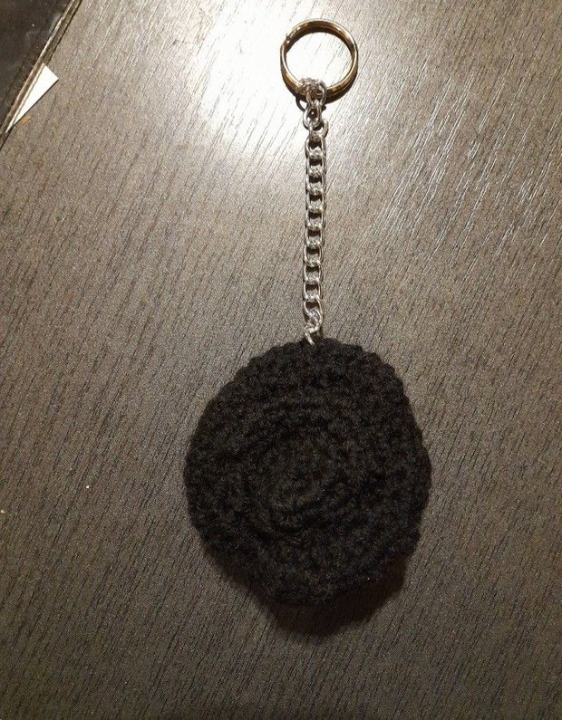 Breloc handmade palarie crosetata neagra, accesoriu chic pentru geanta sau rucsac