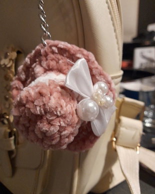 Breloc handmade palarie crosetata roz prafuit, accesoriu catifelat pentru geanta sau rucsac