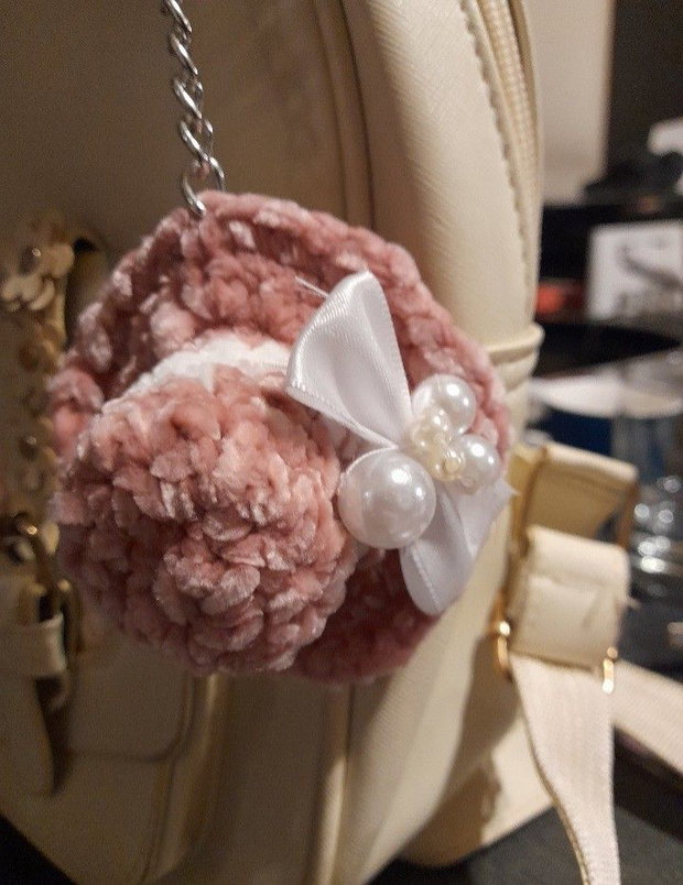 Breloc handmade palarie crosetata roz prafuit, accesoriu catifelat pentru geanta sau rucsac