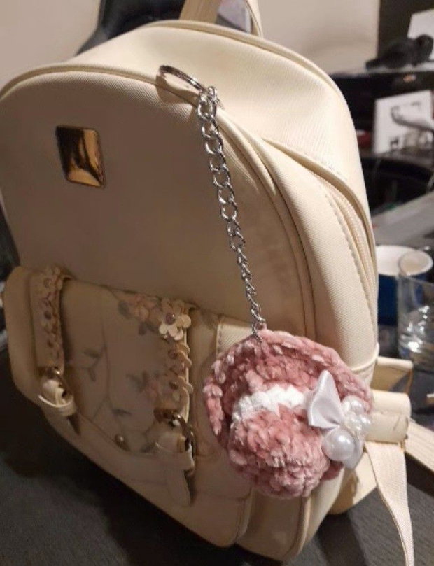 Breloc handmade palarie crosetata roz prafuit, accesoriu catifelat pentru geanta sau rucsac