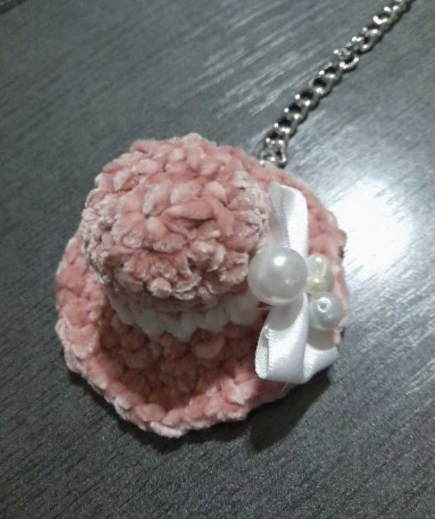 Breloc handmade palarie crosetata roz prafuit, accesoriu catifelat pentru geanta sau rucsac