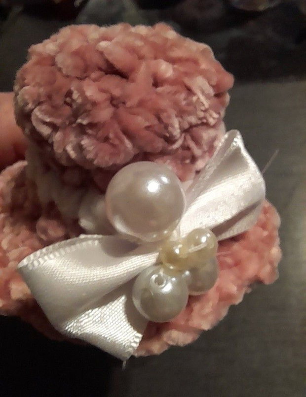Breloc handmade palarie crosetata roz prafuit, accesoriu catifelat pentru geanta sau rucsac