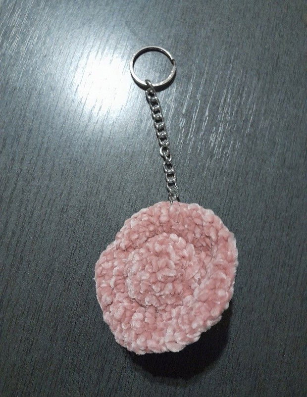 Breloc handmade palarie crosetata roz prafuit, accesoriu catifelat pentru geanta sau rucsac