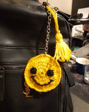 Breloc handmade Smiley Face crosetat cu ciucure, accesoriu vesel pentru geanta sau rucsac, galben