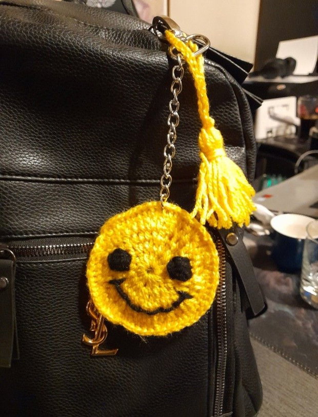 Breloc handmade Smiley Face crosetat cu ciucure, accesoriu vesel pentru geanta sau rucsac, galben