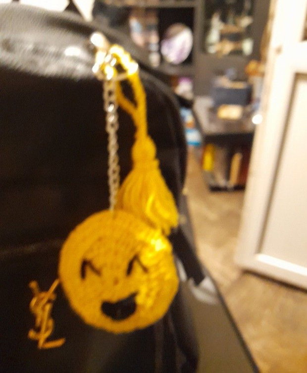 Breloc handmade Smiley Face crosetat cu ciucure, accesoriu vesel pentru geanta sau rucsac, galben