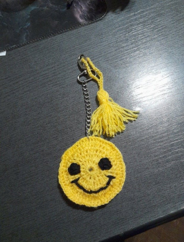 Breloc handmade Smiley Face crosetat cu ciucure, accesoriu vesel pentru geanta sau rucsac, galben