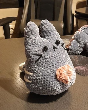 Jucarie plus crosetata Pisica gri cu inimioara, Amigurumi din fir catifelat