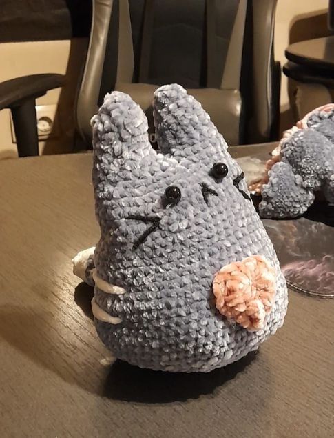 Jucarie plus crosetata Pisica gri cu inimioara, Amigurumi din fir catifelat