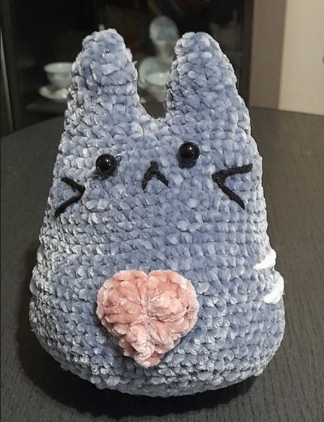 Jucarie plus crosetata Pisica gri cu inimioara, Amigurumi din fir catifelat