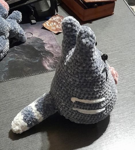 Jucarie plus crosetata Pisica gri cu inimioara, Amigurumi din fir catifelat