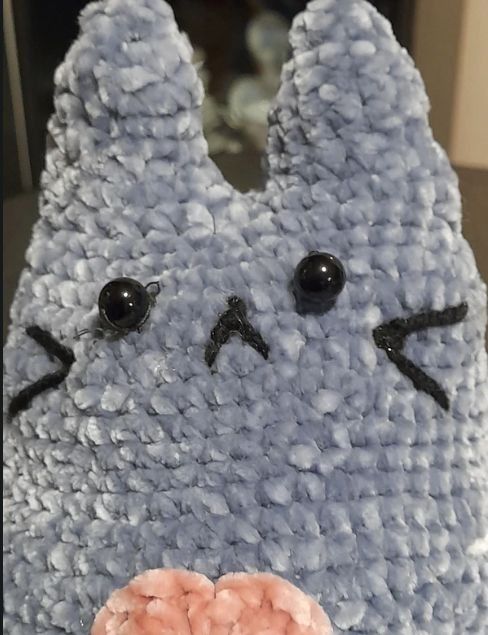 Jucarie plus crosetata Pisica gri cu inimioara, Amigurumi din fir catifelat