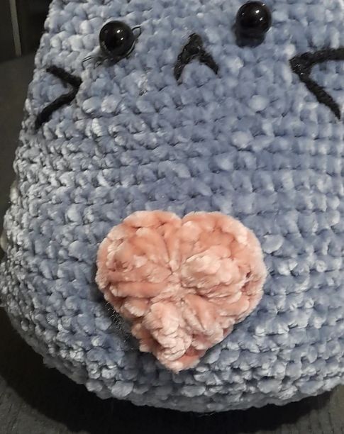 Jucarie plus crosetata Pisica gri cu inimioara, Amigurumi din fir catifelat