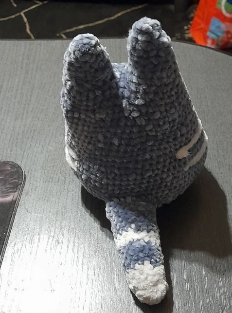 Jucarie plus crosetata Pisica gri cu inimioara, Amigurumi din fir catifelat