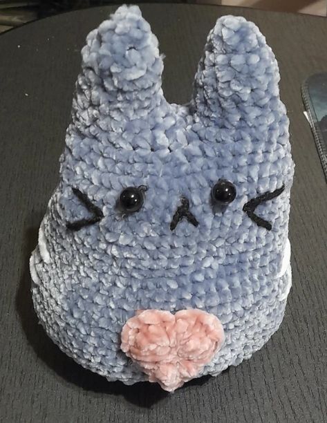 Jucarie plus crosetata Pisica gri cu inimioara, Amigurumi din fir catifelat