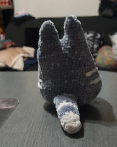 Jucarie plus crosetata Pisica gri cu inimioara, Amigurumi din fir catifelat