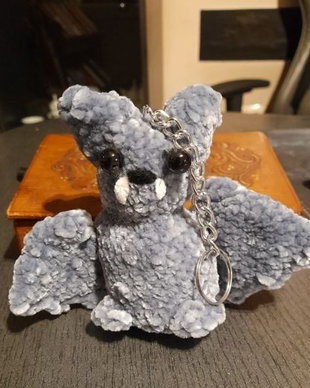 Breloc liliac crosetat din fir de catifea, accesoriu rucsac sau geanta Amigurumi, cadou Halloween / Goth chic