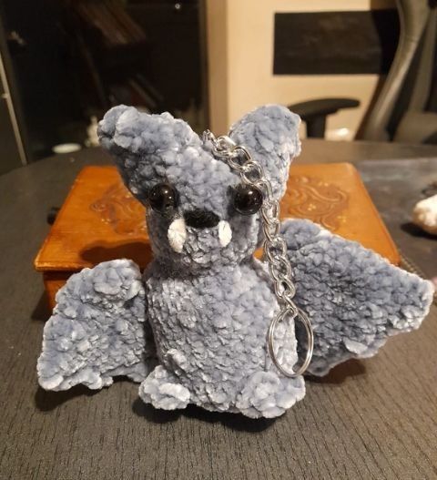 Breloc liliac crosetat din fir de catifea, accesoriu rucsac sau geanta Amigurumi, cadou Halloween / Goth chic