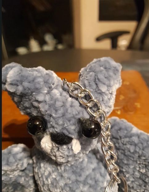 Breloc liliac crosetat din fir de catifea, accesoriu rucsac sau geanta Amigurumi, cadou Halloween / Goth chic