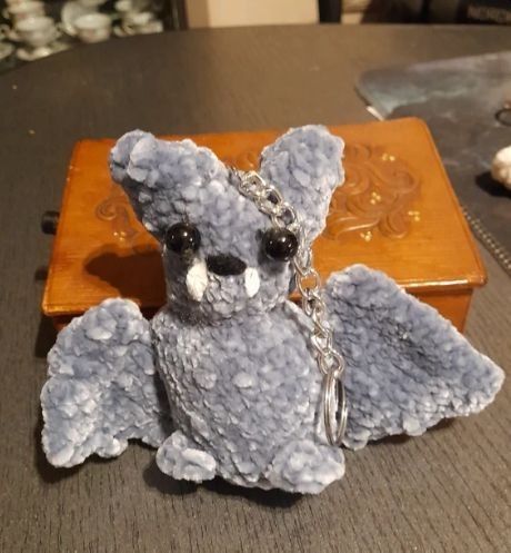 Breloc liliac crosetat din fir de catifea, accesoriu rucsac sau geanta Amigurumi, cadou Halloween / Goth chic