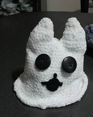 Jucarie plus crosetata Fantoma Pisica, Amigurumi pufos alb cu ochi nasturi, cadou Halloween / Goth decor