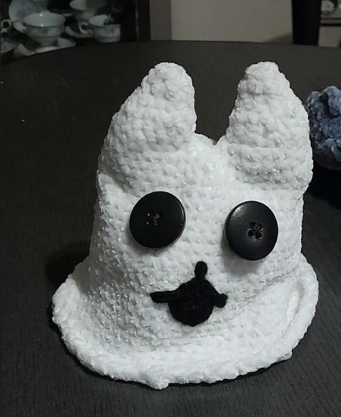 Jucarie plus crosetata Fantoma Pisica, Amigurumi pufos alb cu ochi nasturi, cadou Halloween / Goth decor