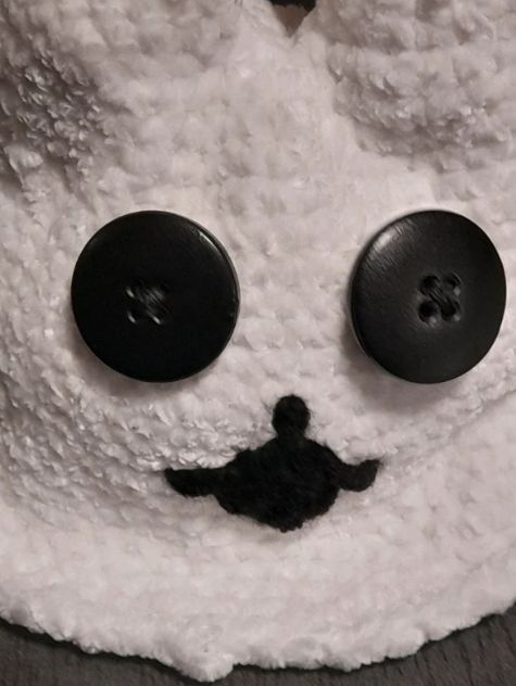 Jucarie plus crosetata Fantoma Pisica, Amigurumi pufos alb cu ochi nasturi, cadou Halloween / Goth decor