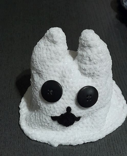Jucarie plus crosetata Fantoma Pisica, Amigurumi pufos alb cu ochi nasturi, cadou Halloween / Goth decor