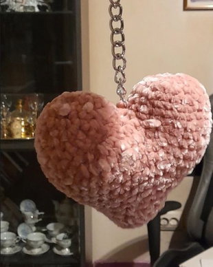 Breloc handmade inima crosetata roz prafuit, accesoriu catifelat pentru geanta cu umplutura antialergica