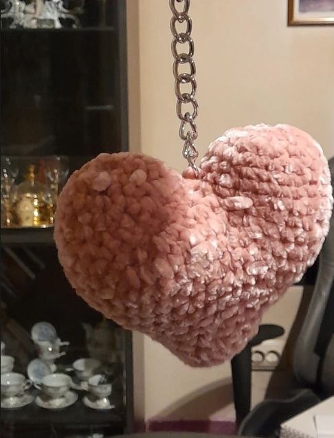 Breloc handmade inima crosetata roz prafuit, accesoriu catifelat pentru geanta cu umplutura antialergica