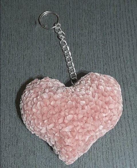 Breloc handmade inima crosetata roz prafuit, accesoriu catifelat pentru geanta cu umplutura antialergica