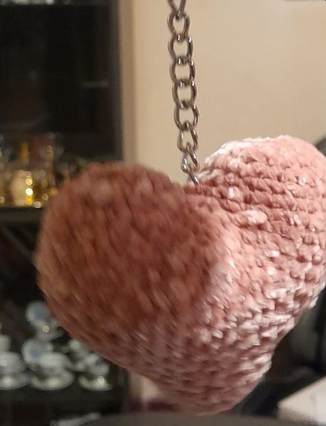 Breloc handmade inima crosetata roz prafuit, accesoriu catifelat pentru geanta cu umplutura antialergica