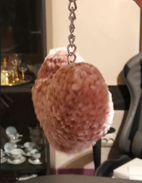 Breloc handmade inima crosetata roz prafuit, accesoriu catifelat pentru geanta cu umplutura antialergica