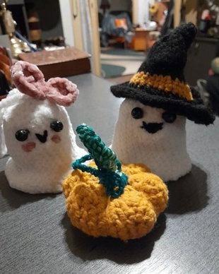 Set decoratiuni toamna handmade, brelocuri fantome cochete si dovleac crosetate din fir de catifea, accesorii geanta