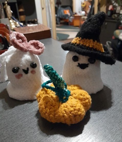 Set decoratiuni toamna handmade, brelocuri fantome cochete si dovleac crosetate din fir de catifea, accesorii geanta