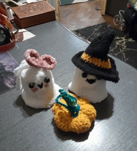 Set decoratiuni toamna handmade, brelocuri fantome cochete si dovleac crosetate din fir de catifea, accesorii geanta
