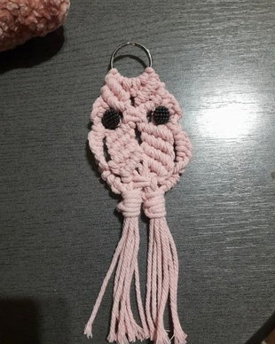 Breloc bufnita macrame roz prafuit, accesoriu boho-chic pentru geanta sau rucsac, impletit manual