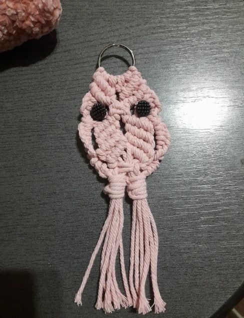 Breloc bufnita macrame roz prafuit, accesoriu boho-chic pentru geanta sau rucsac, impletit manual