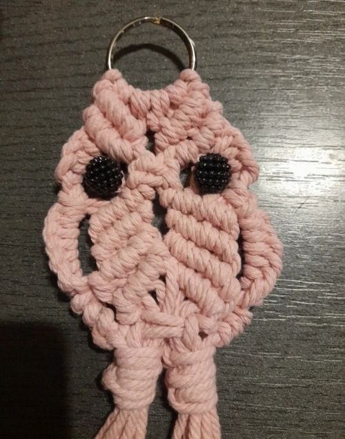 Breloc bufnita macrame roz prafuit, accesoriu boho-chic pentru geanta sau rucsac, impletit manual