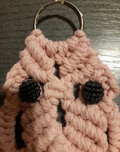 Breloc bufnita macrame roz prafuit, accesoriu boho-chic pentru geanta sau rucsac, impletit manual