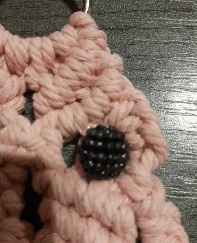 Breloc bufnita macrame roz prafuit, accesoriu boho-chic pentru geanta sau rucsac, impletit manual